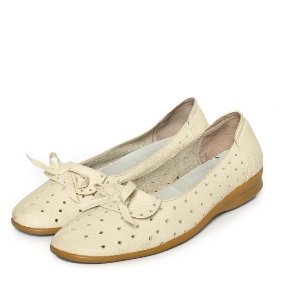 Monias Bow Front Flats